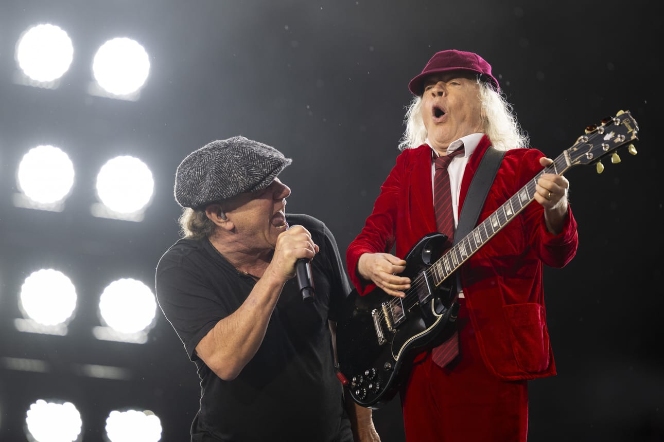 Ennen Lontoon konsertteja AC/DC soitti 50 000 ihmisen edessä Sveitsin Zürichissä. Laulaja Brian Johnson ja kitaristi Angus Young vuoropuhelivat lavalla tulkitessaan bändin ikivihreitä kappaleita. Kuva: ENNIO LEANZA