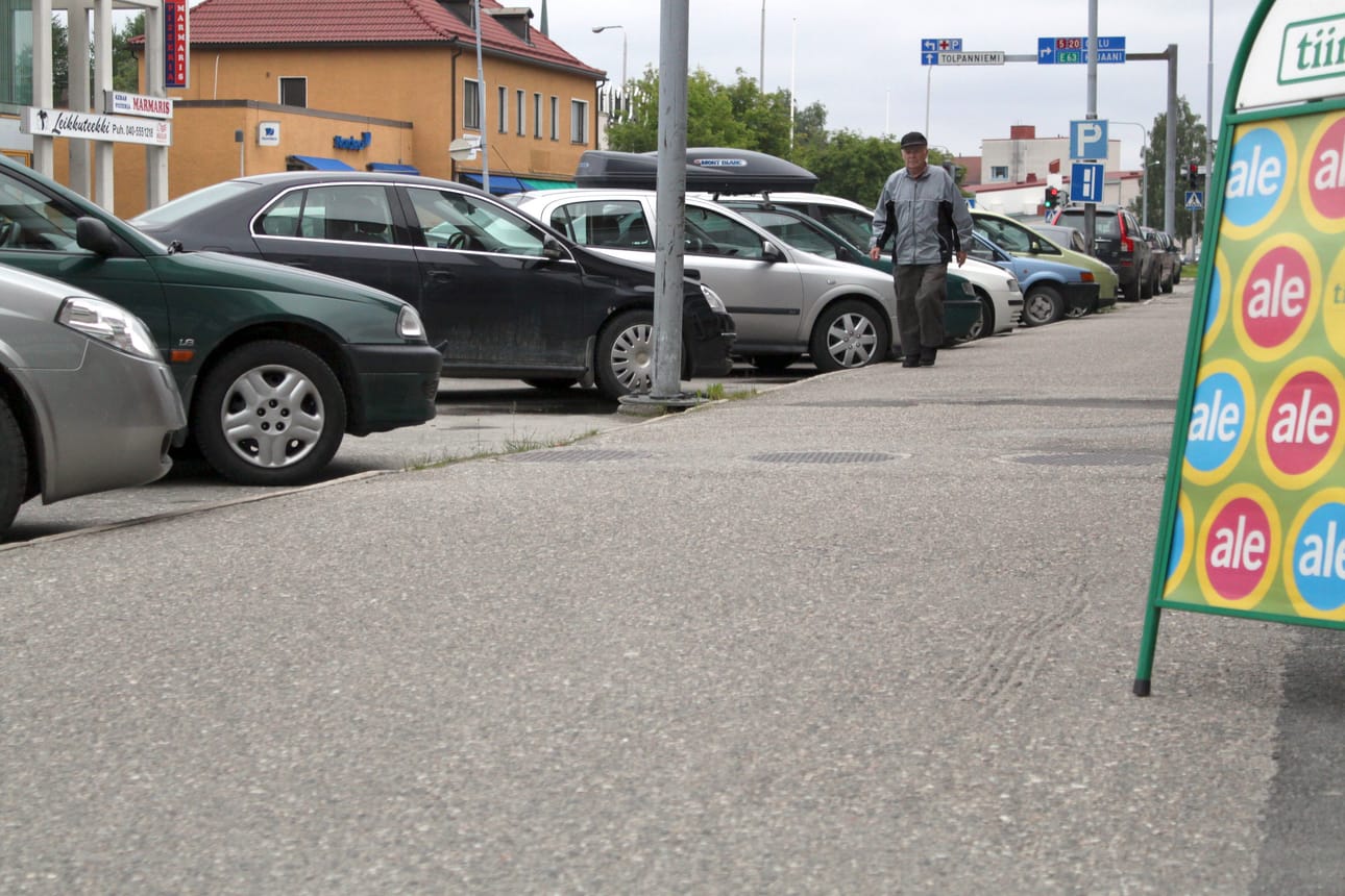 Kuusamon keskustassa näkyi maanantaina alennusmyyntien alku vilkkautena.