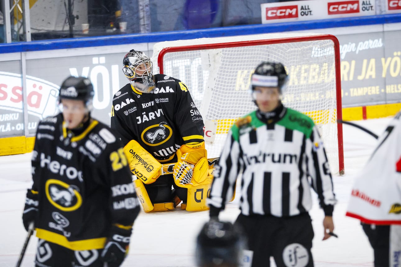 Maalivahti Niklas Rubin ja puolustaja Arttu Paaso joutuivat toteamaan, että sarjapisteet livahtivat Jyväskylän suuntaan.