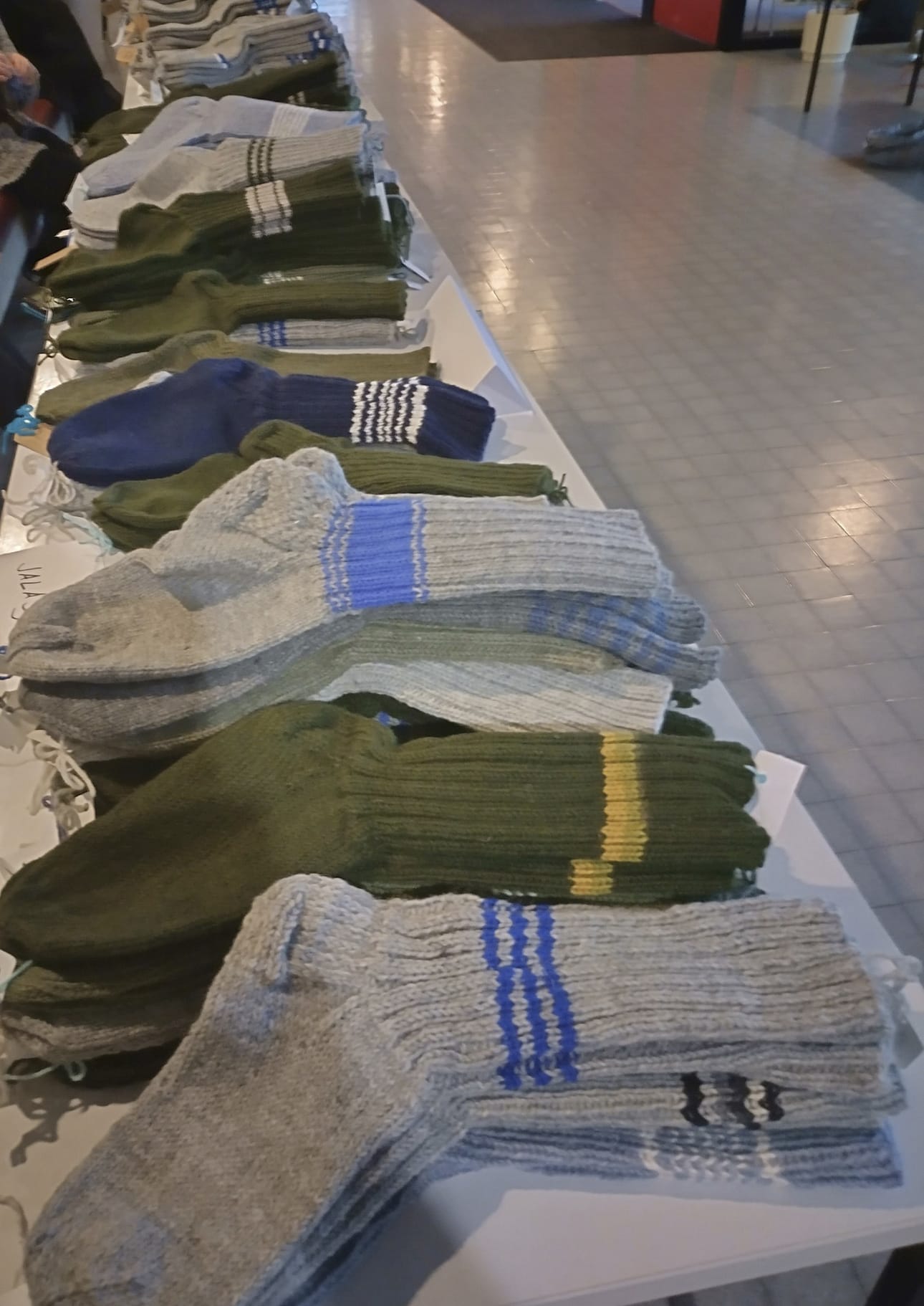 Pöydällä oli pitkä rivi villasukkia, jotka luovutettiin kutsuntoihin osallistuville nuorille Kurikassa.