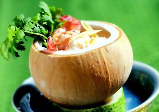 Tom Kha Talay . Kookosmaitopohjainen kalasta ja äyriäisistä tehty Tom Kha Talay on yksi parhaimmista thaimaalaisista keitoista.