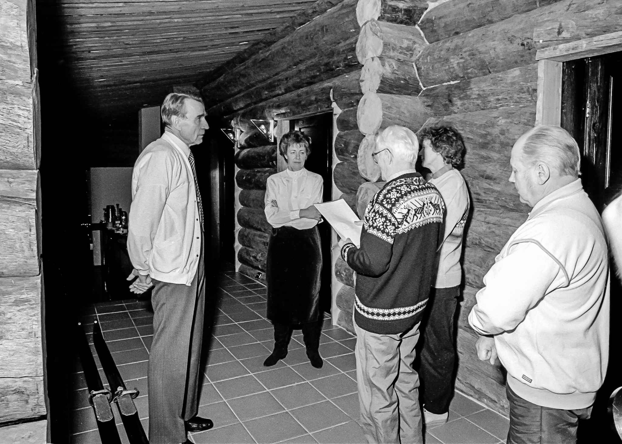 Tässä kuvassa on Mauno Koivisto, Tellervo Koivisto, Reino Rinne, Eino Kuosmanen ja Elli Leskelä, joka muistaa tapauksen. Nipussa oli useampi kuva.