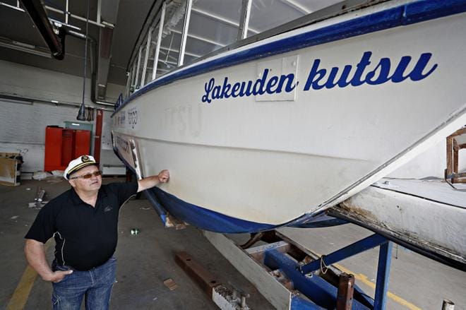 Kari Homi ei kipparoi Seinäjoella jokilaivaa enää elokuun jälkeen. Kyläseura aikoo laittaa 30-paikkaisen aluksen myyntiin. Vanhalla paloasemalla säilytetty Lakeuden Kutsu lasketaan vesille Puolustusvoimain lippujuhlapäivän aamuna. KUVA: KARI LÖFHJELM