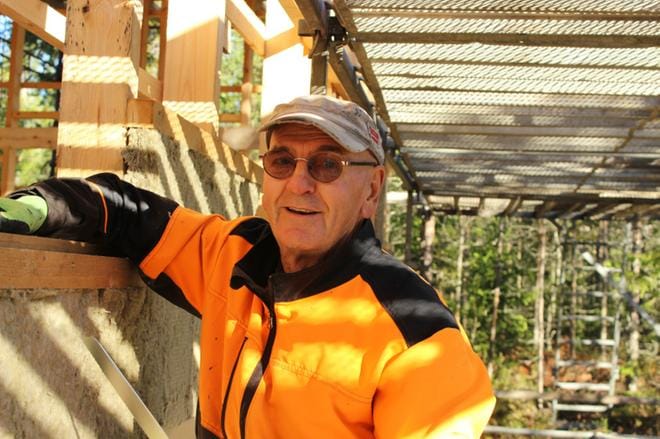 Arto Koivisto on saanut tulevan kotinsa pohjan ja rungon hyvälle mallille. Pian alkaa sisätilojen rakentaminen. KUVA: TAUNO RIIHILUOMA