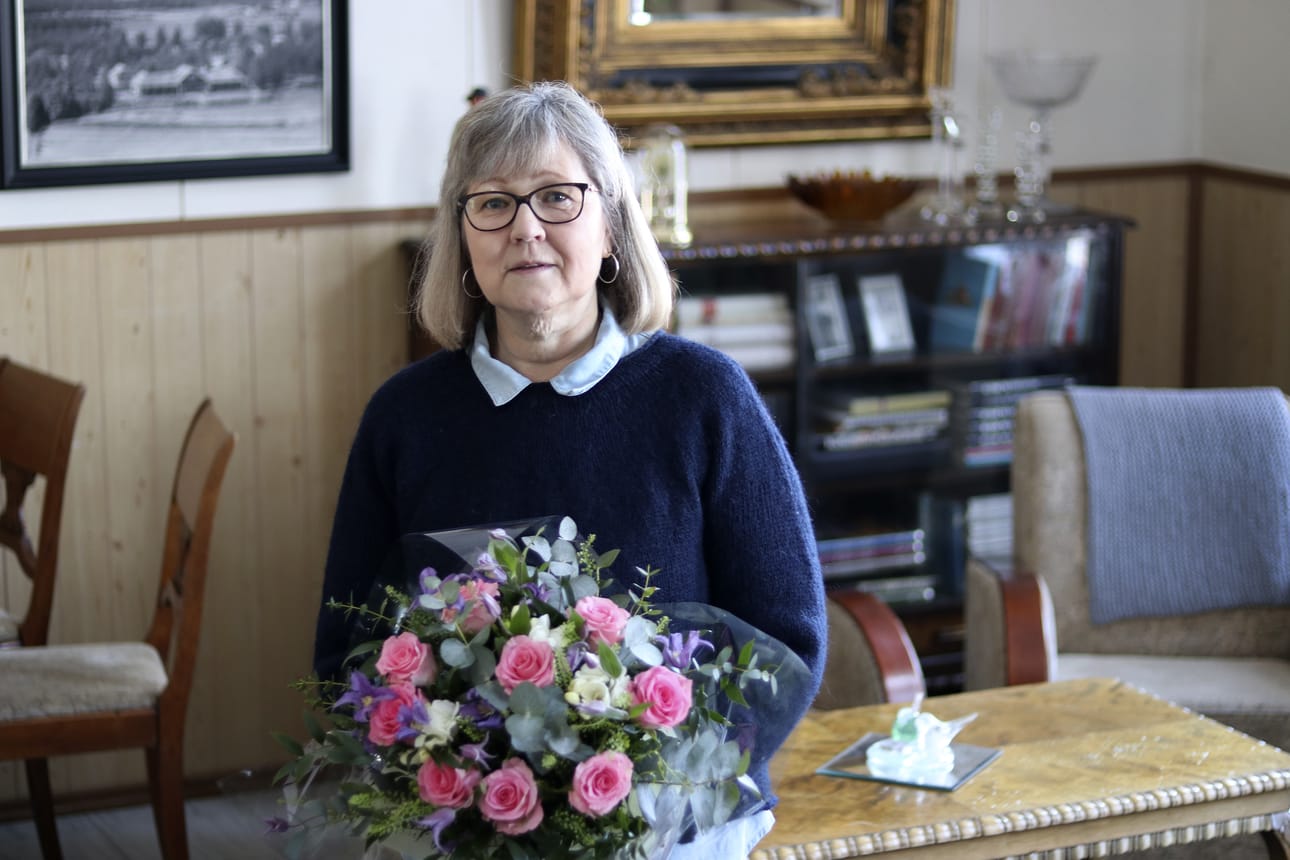Riitta Laitinen sai naistenpäivän ruusukimpun lukijamme ehdotuksesta. "Muut huomioonottava vahva ja empaattinen nainen", Laitista kuvailtiin.