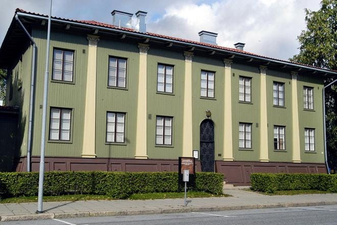 Tyyliltään klassismia edustava Etelä-Pohjanmaan suojeluskuntapiirin talo lainaa elementtejä pohjalaisesta rakennusperinteestä. Kuva Heikki Hakanen