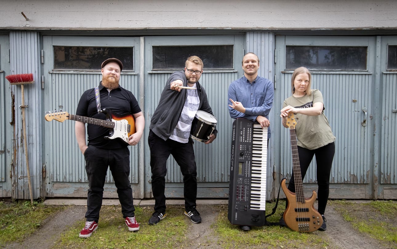 Antti Karjalainen, Niko Konttinen, Jere Tulivirta ja Katariina Kuure soittavat livekaraokeyhtyeessä. Karaoke on soittajillekin jännittävä paikka.