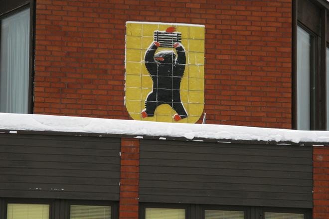 Karhuvaakuna palaa Alavuden kaupungintalon seinään ehkä jo tällä viikolla. ARKISTOKUVA: REIJO HEIKKILÄ