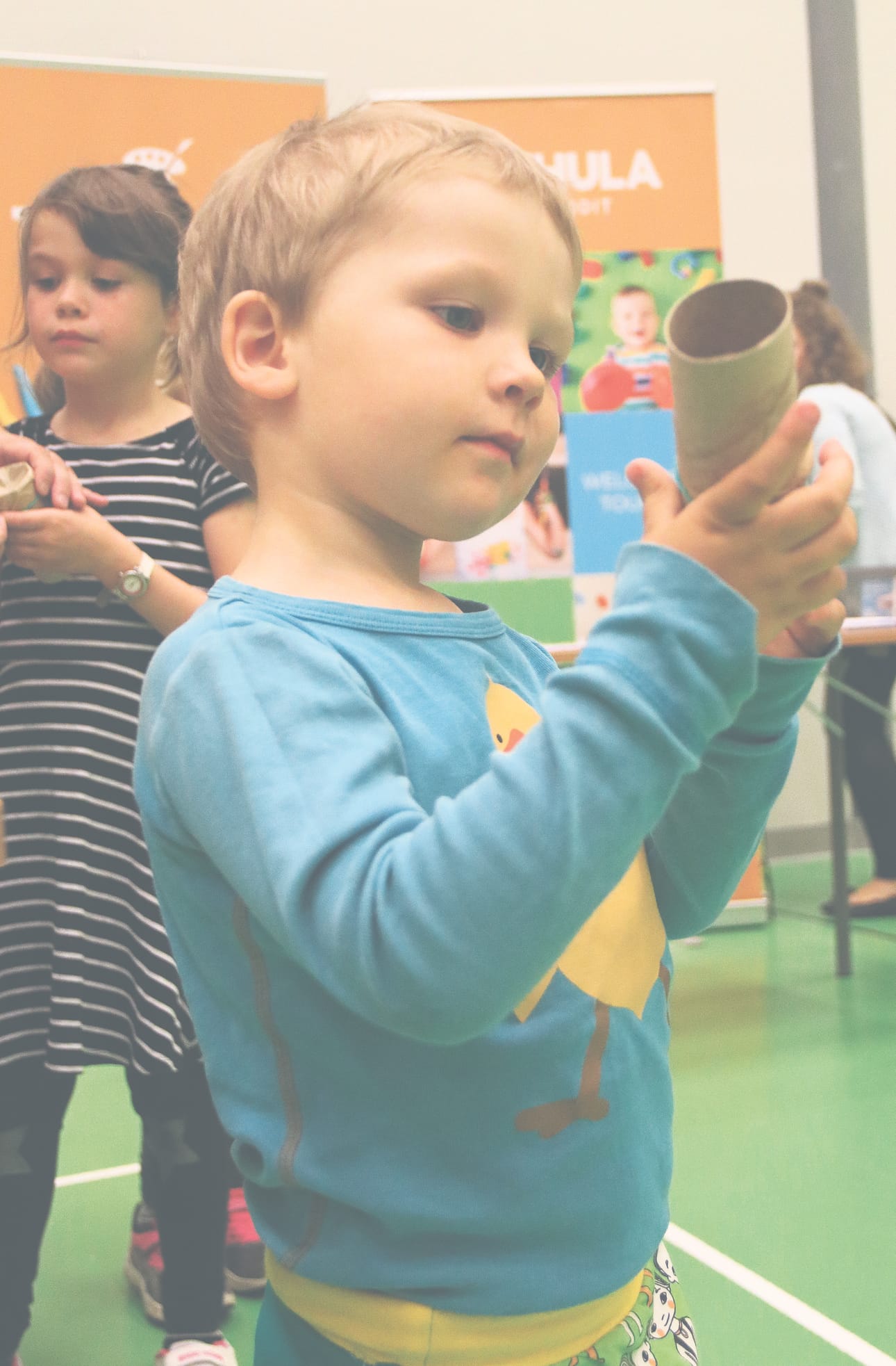 Touhula Merimaston toimintapisteellä askarreltiin soittimia. Kuvassa Silja Eilola ja Viola Lehtola.