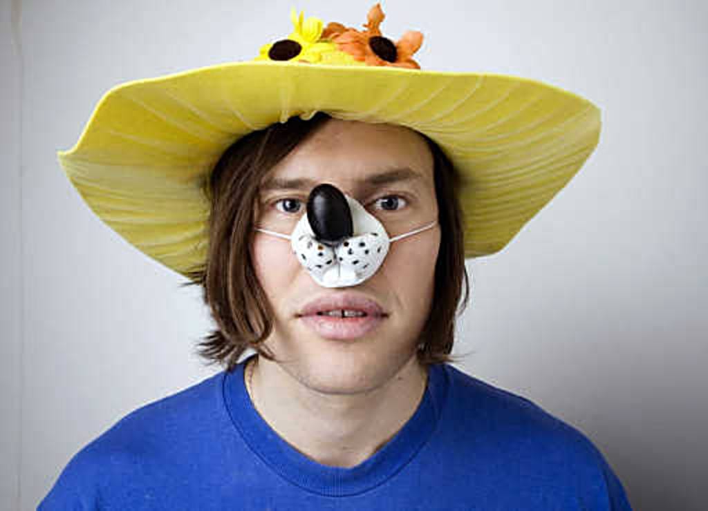 Notkea maa on Rotan sooloalbumi samaan tapaan kuin Kaupungin vauhdissa -ep-levy aikoinaan. Rotta ei halua esiintyä lainkaan omalla nimellään.