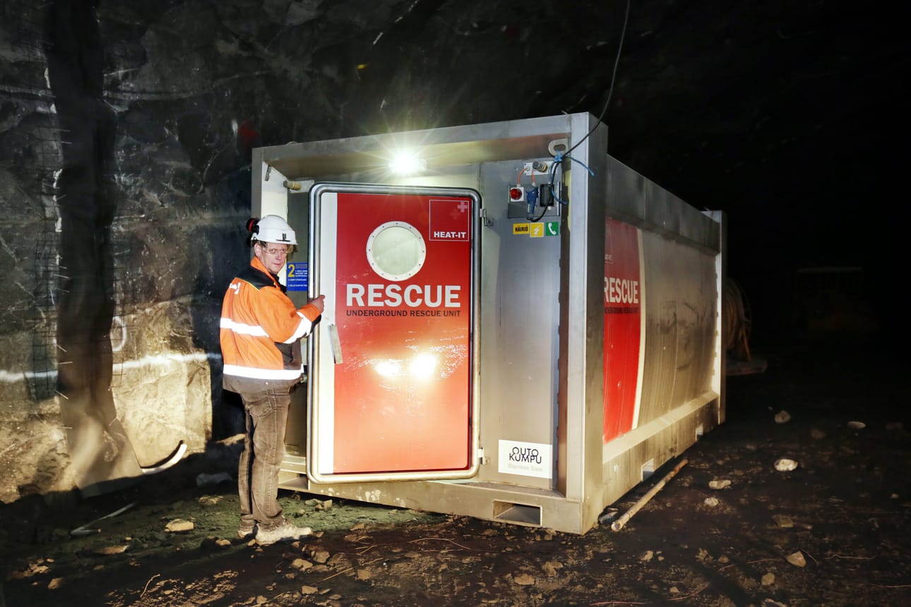 Työmaapäällikkö Pentti Nieminen esittelee kallioparkkityömaan tunnelissa sijaitsevaa pelastautumiskonttia.