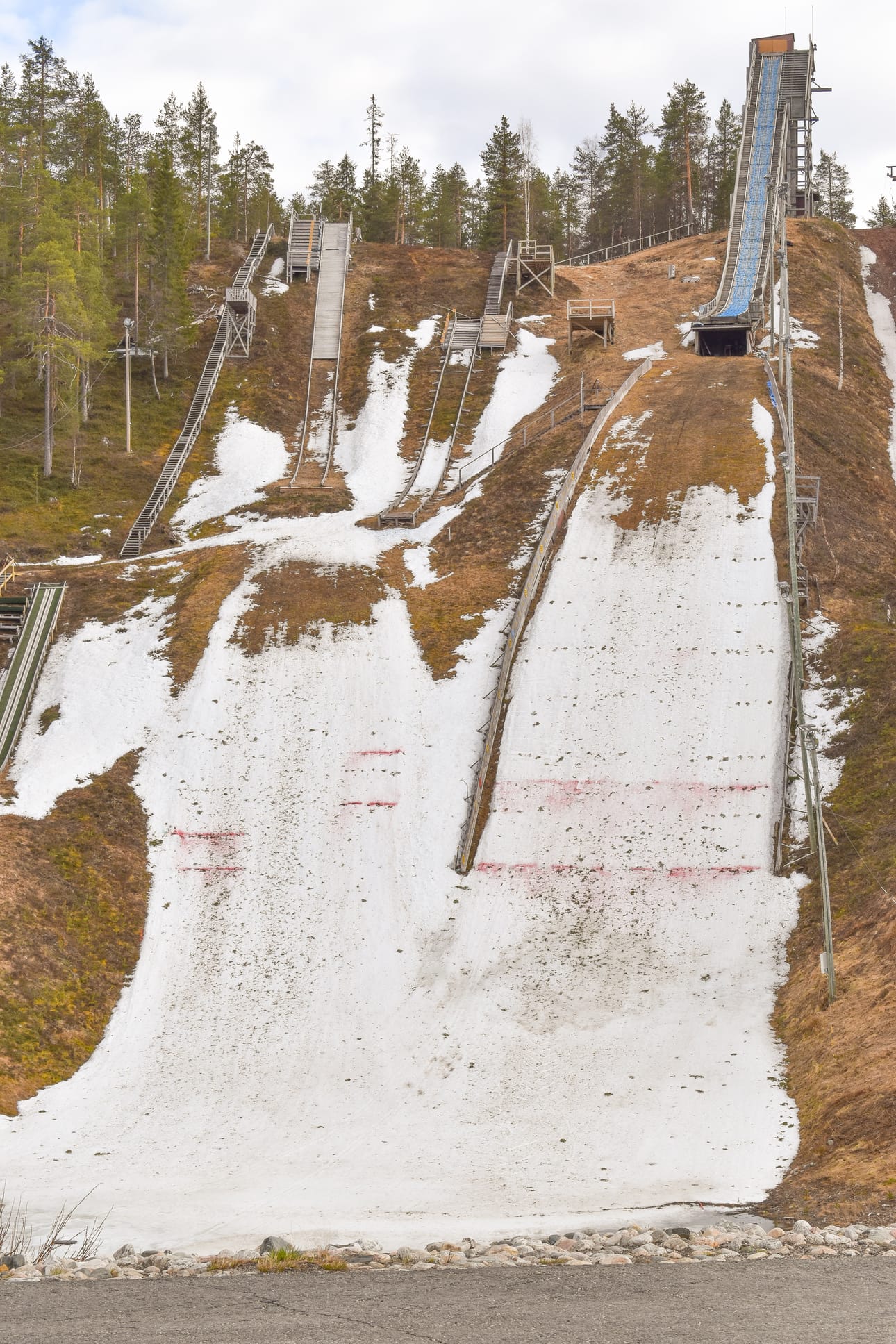 Taivalkosken Kuohu ja Metsä-Veikot85 haluaisivat, että HS80 mäki saisi muovituksen, jotta se saataisiin ympärivuotiseen käyttöön.