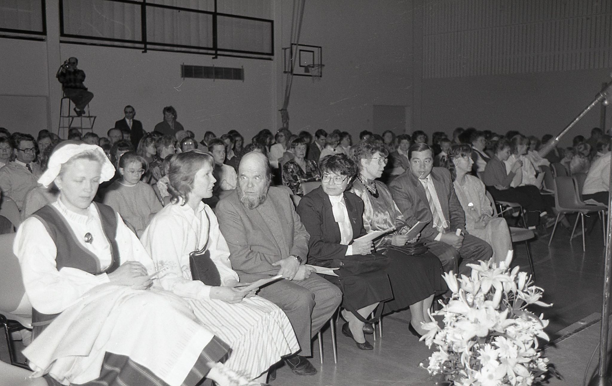 Kansalaisopiston 20 vuotisjuhlassa huhtikuussa 1989 eturivissä entinen johtokunnan puheenjohtaja Anne Kylmäniemi (vas.), rehtori Pirkko Mäkelä, entinen rehtori Aapo-Matti Salmi, juhkapuhuja, Lapin lääninhallituksen koulutoimentarkastaja Anneli Pietilä, entinen johtokunnan puheenjohtaja Mirjam Lättilä, kunnanjohtaja Pentti Mäkinen ja hänen puolisonsa, opiston tuntiopettaja Pirkko Mäkinen.