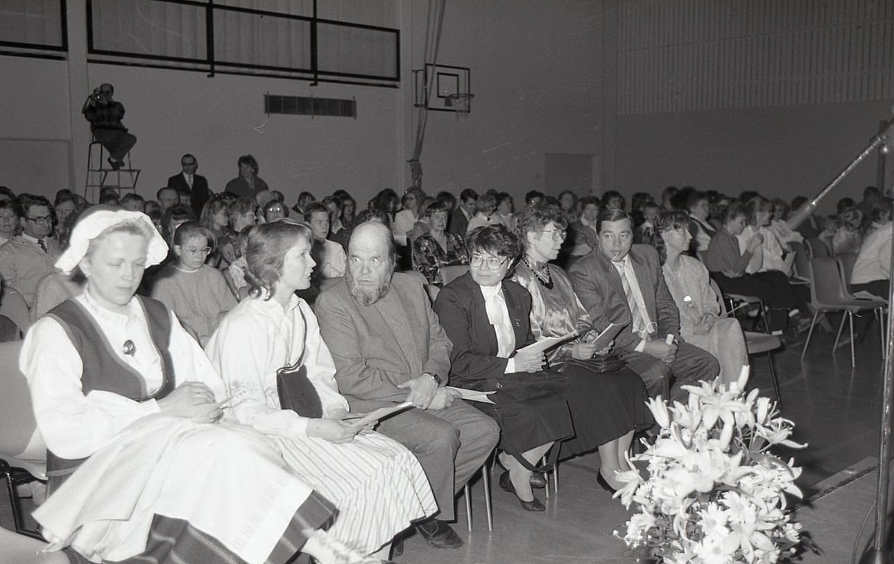 Kansalaisopiston 20 vuotisjuhlassa huhtikuussa 1989 eturivissä entinen johtokunnan puheenjohtaja Anne Kylmäniemi (vas.), rehtori Pirkko Mäkelä, entinen rehtori Aapo-Matti Salmi, juhkapuhuja, Lapin lääninhallituksen koulutoimentarkastaja Anneli Pietilä, entinen johtokunnan puheenjohtaja Mirjam Lättilä, kunnanjohtaja Pentti Mäkinen ja hänen puolisonsa, opiston tuntiopettaja Pirkko Mäkinen.