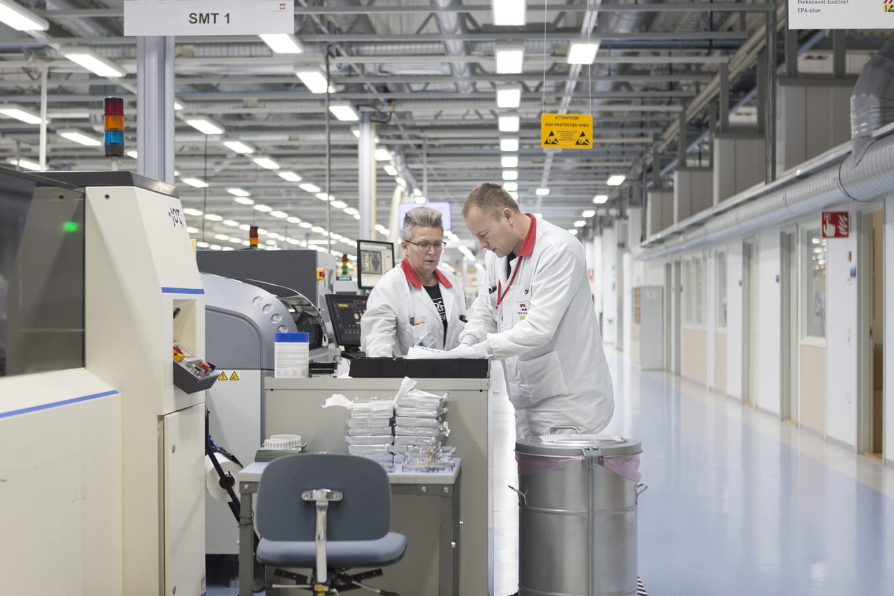 Sanminan elektroniikkatehdas Haukiputaalla on Suomen pohjoisin suuri elektroniikan sopimusvalmistaja. Tehdas voi hyvin laajan asiakaskuntansa turvin ja tarvitsee lisää henkilöstöä. Kuvassa smt-operaattori ja vuoro-ohjaaja Sari Kusmin (vas.) ja prosessi-insinööri Ari Lämpsä.