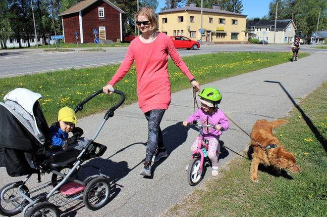 Paula Saari oli tulossa leikkipuistosta. Rattaissa istuu 1,5-vuotias Oskari Penttilä, pyörällä ajelee 3-vuotias Kerttu Penttilä ja hihnan päässä on Vilma-koira. KUVA: MINNA ZILLIACUS