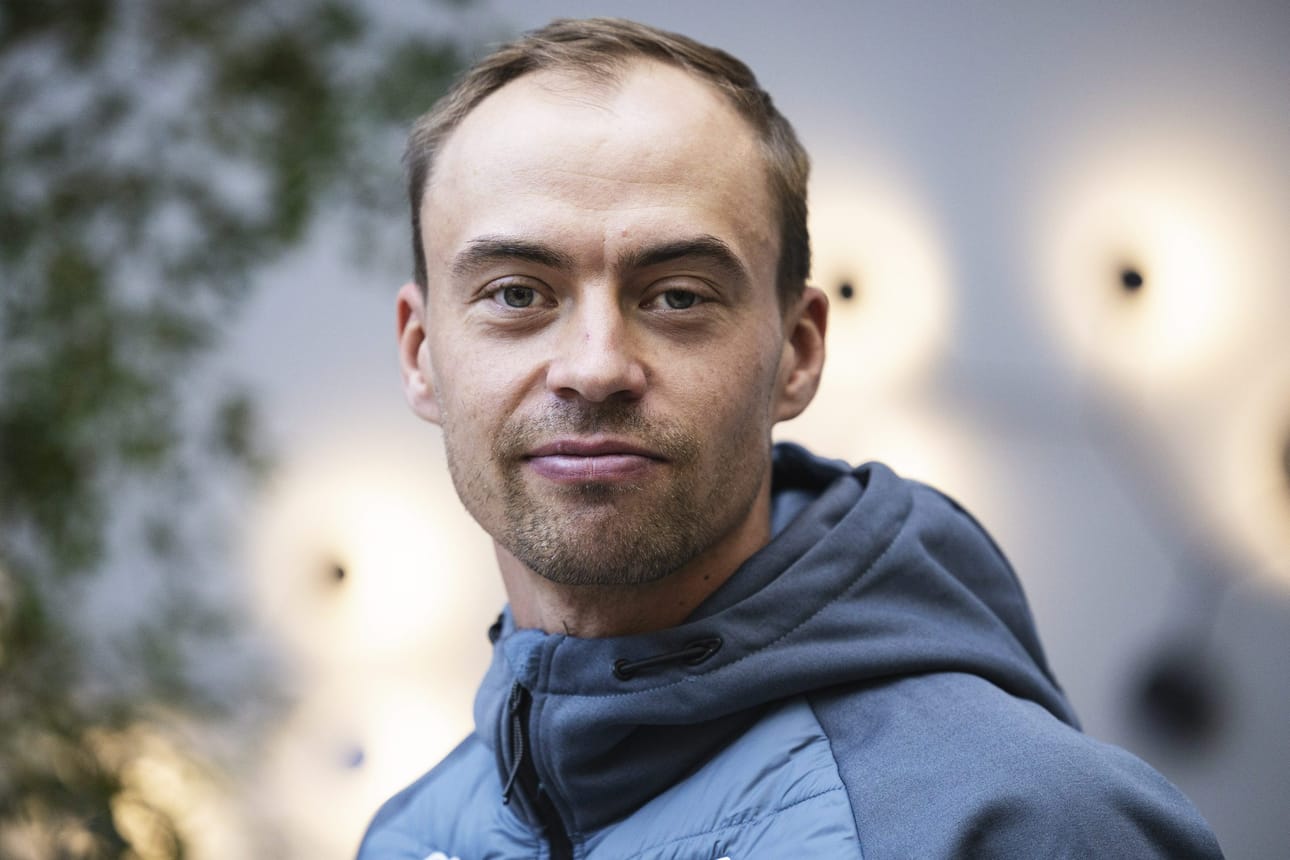Perttu Hyvärinen maastohiihtojoukkueen mediapäivässä Helsingissä. LEHTIKUVA / Roni Rekomaa