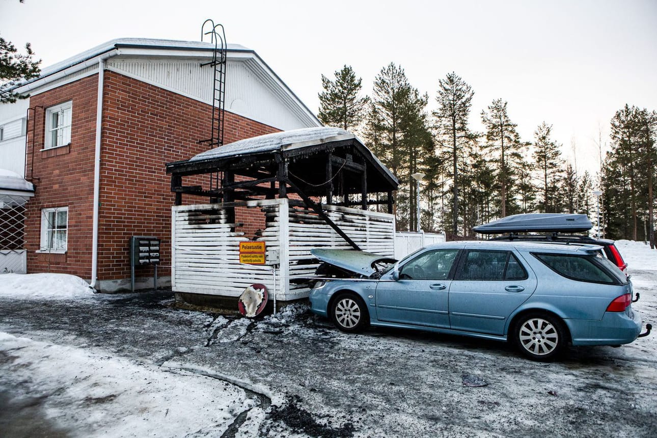 Viime yönä paloi roskakatos Sudentiellä Korkalonvaarassa. Palossa tuli vaurioitui neljä autoa. Riski oli myös siihen, että palo leviäisi viereiseen rakennukseen.
