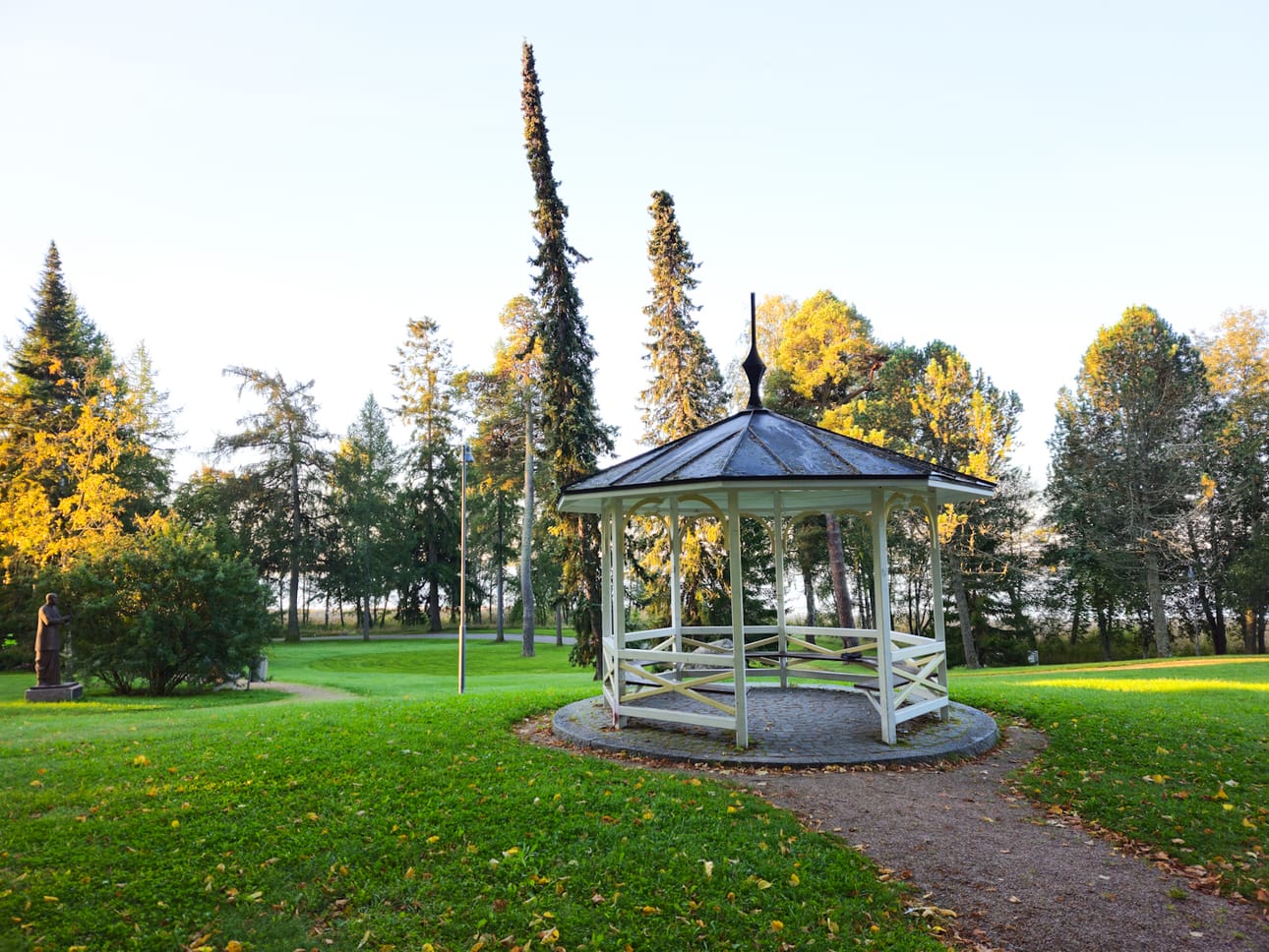 Huvimajan on paikalla jossa sijaitsi vuonna 1922 palanut teatterirakennus.