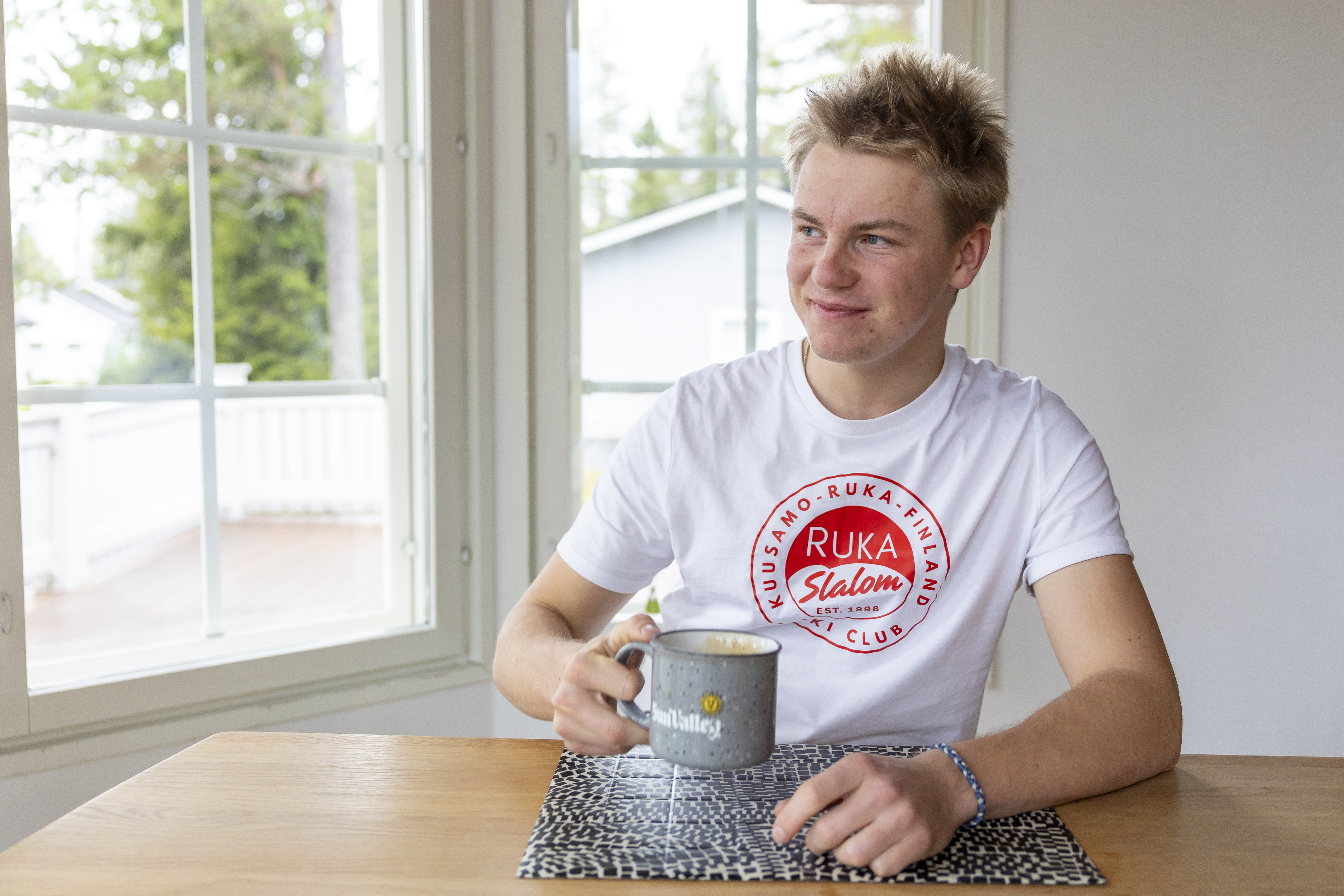 Suksipussiin ja reppuun mahtuu kaikki – Freeskilaskija Aimo Mandelin aikoo selvitä vähillä tavaroilla Sveitsin leiristä