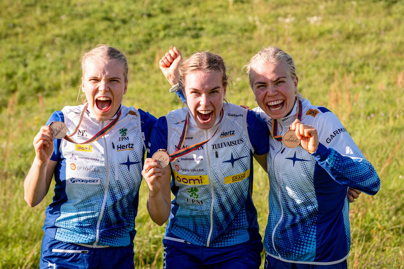 Eeva-Liina Ojanaho, Hanne Hilo ja Ida Haapala tuulettelevat EM-pronssimitaleita.