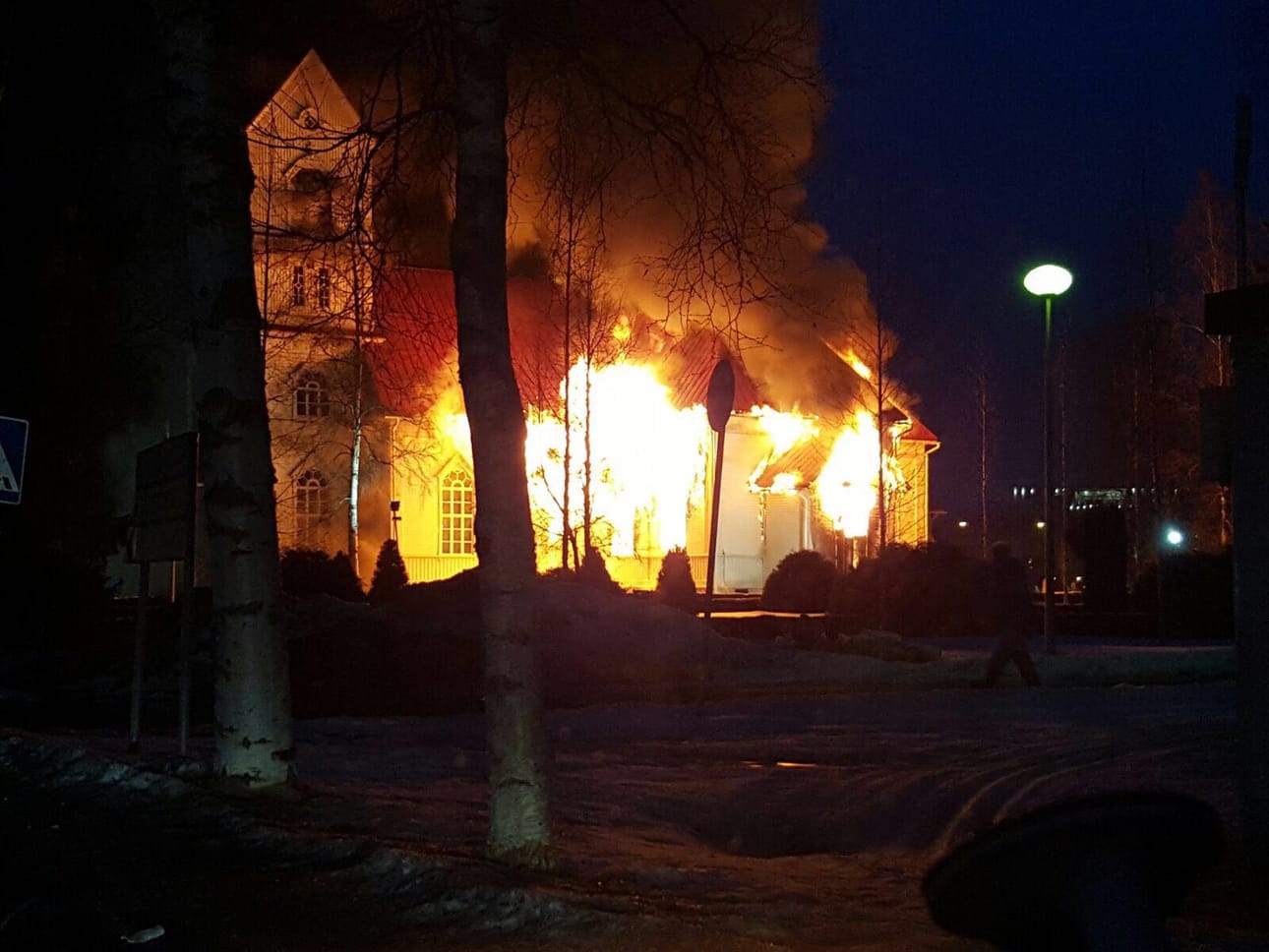 Ylivieskan kirkko syttyi palamaan lauantai-iltana.