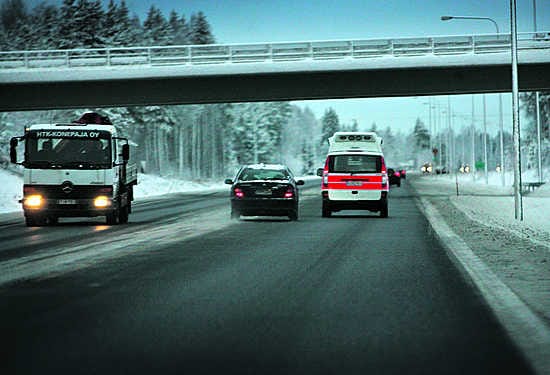 Pohjoiseen matkaava ambulanssi ajaa aivan liian keskellä. Sen perässä oleva auto haluaa ohi, joten se joutuu ylittämään keskiviivan. Tiellä tulee ahdasta, sillä vastaan tulee koko ajan autoja.