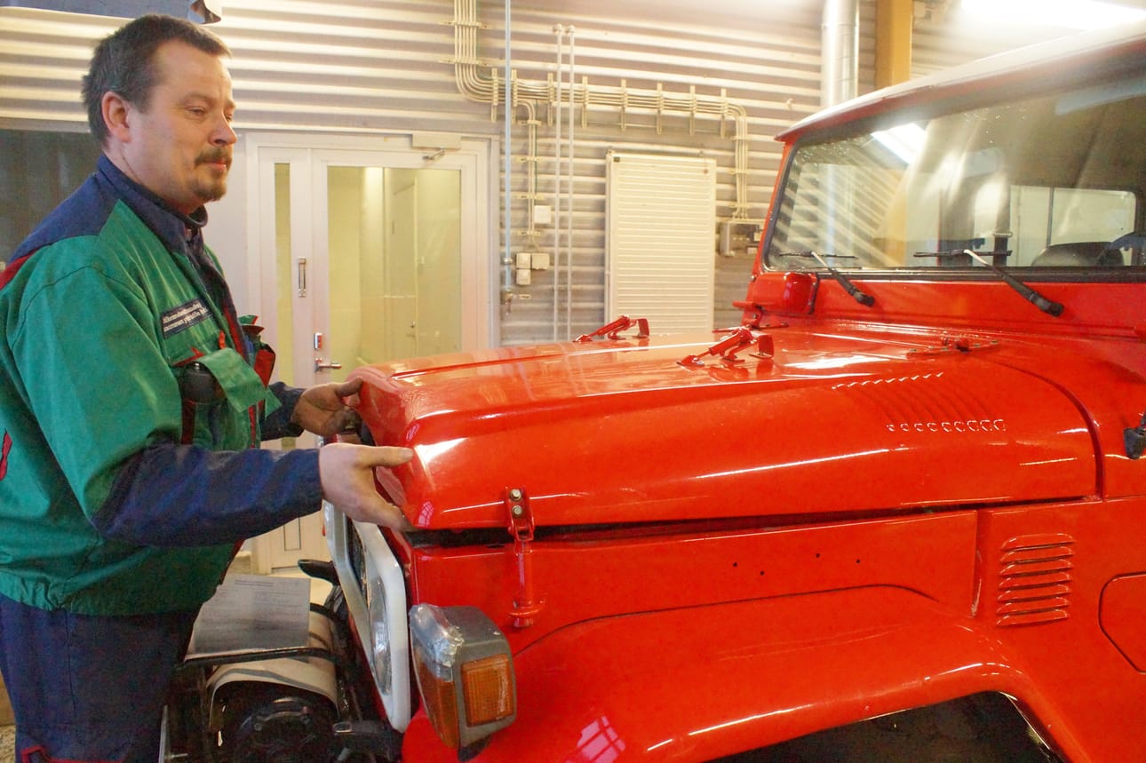 Arto Männistö on tutkinut pudasjärveläisten autojen kuntoa vuodesta 2004. Tässä tutkittavana yli-livolaisen Kalevi Kaukuan kolmosautokseen kunnostama maasturi.