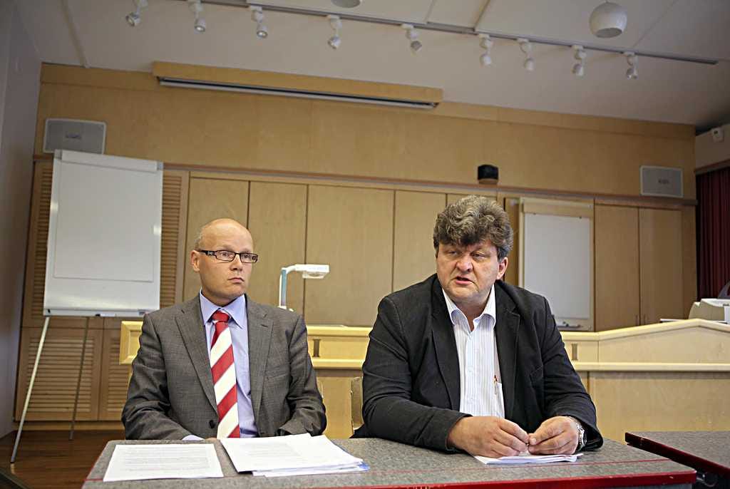 Pyhäjärven kunnanvaltuuston puheenjohtaja Jukka Tikanmäki (vasen) ja kaupungin tekinen johtaja Sami Laukkanen pitivät perjantaina oman tiedotustilaisuutensa.