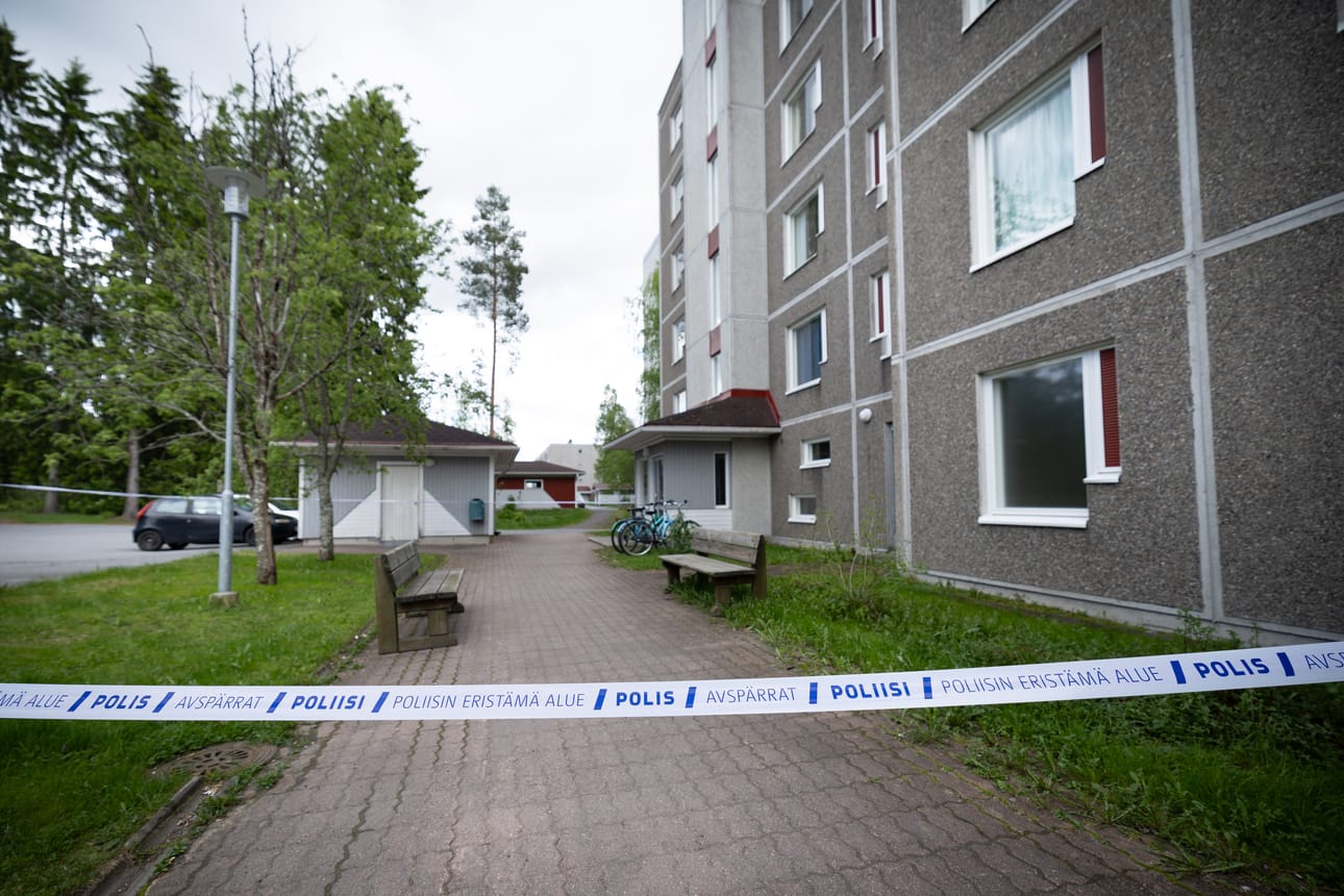 Poliisin on eristänyt rapun Seinäjoen Kasperinviidassa. Vakavasti loukkaantunut mies makasi pitkään ruohikolla oikella olevan penkin edessä. Sisältä löytyi tapettu mies.
