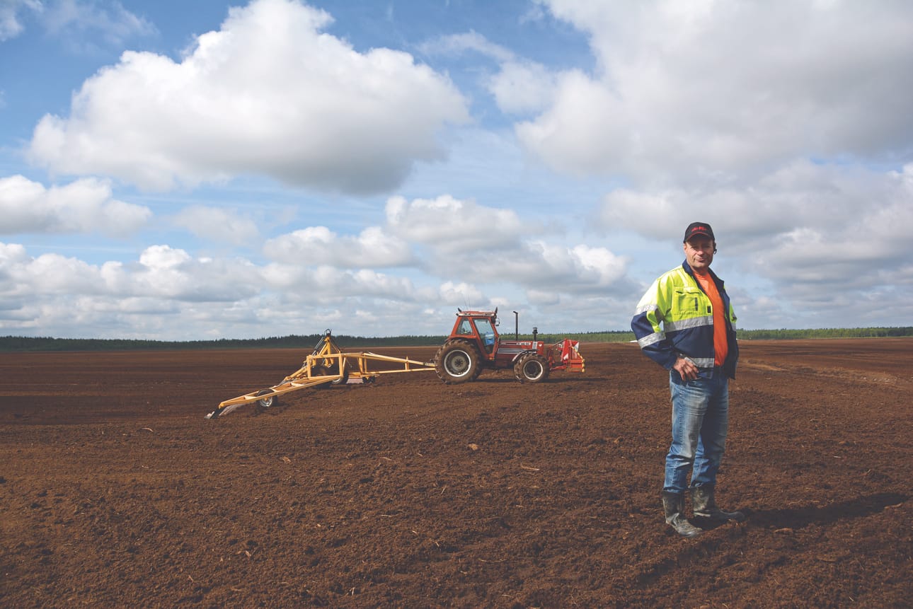 Pyhäjoen Leivinneva on yksi Megaturve Oy:n tuotantoalueista. Hannu Isokäännän yritys työllistää kesän aikana suoraan tai välillisesti kymmeniä työntekijöitä.