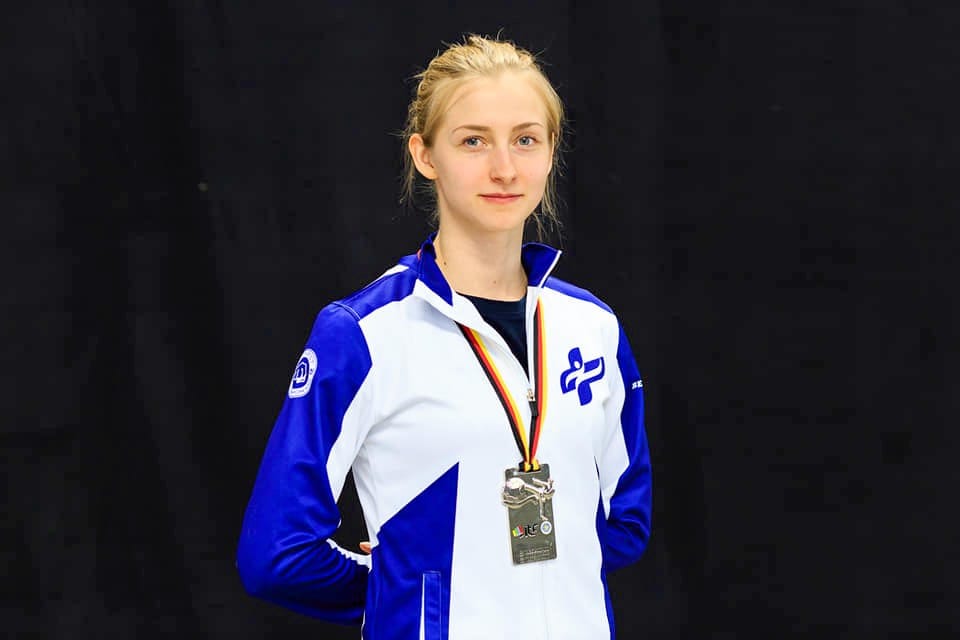 Julia Pätsi tuore EM-hopeamitali kaulassa.