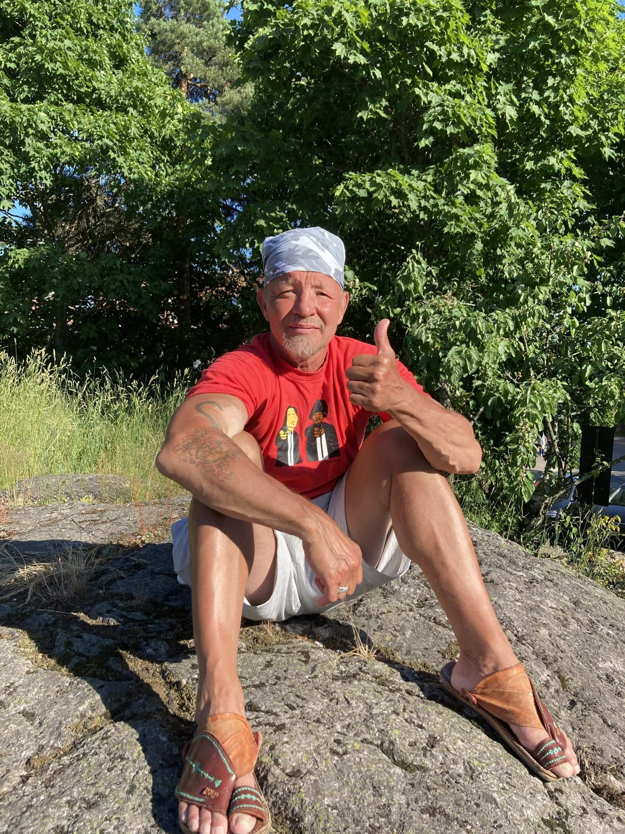 Simo Rantalaisen päällä on viime vuodet ollut mystisyyden verho. Töitä hän kertoo tekevänsä, mutta ei suostu avaamaan työnkuvasta mitään. Rantalainen kertoo työstävänsä muistelmateosta Simo siellä jossain, josta ei ole kuitenkaan tehty vielä kustannussopimusta.