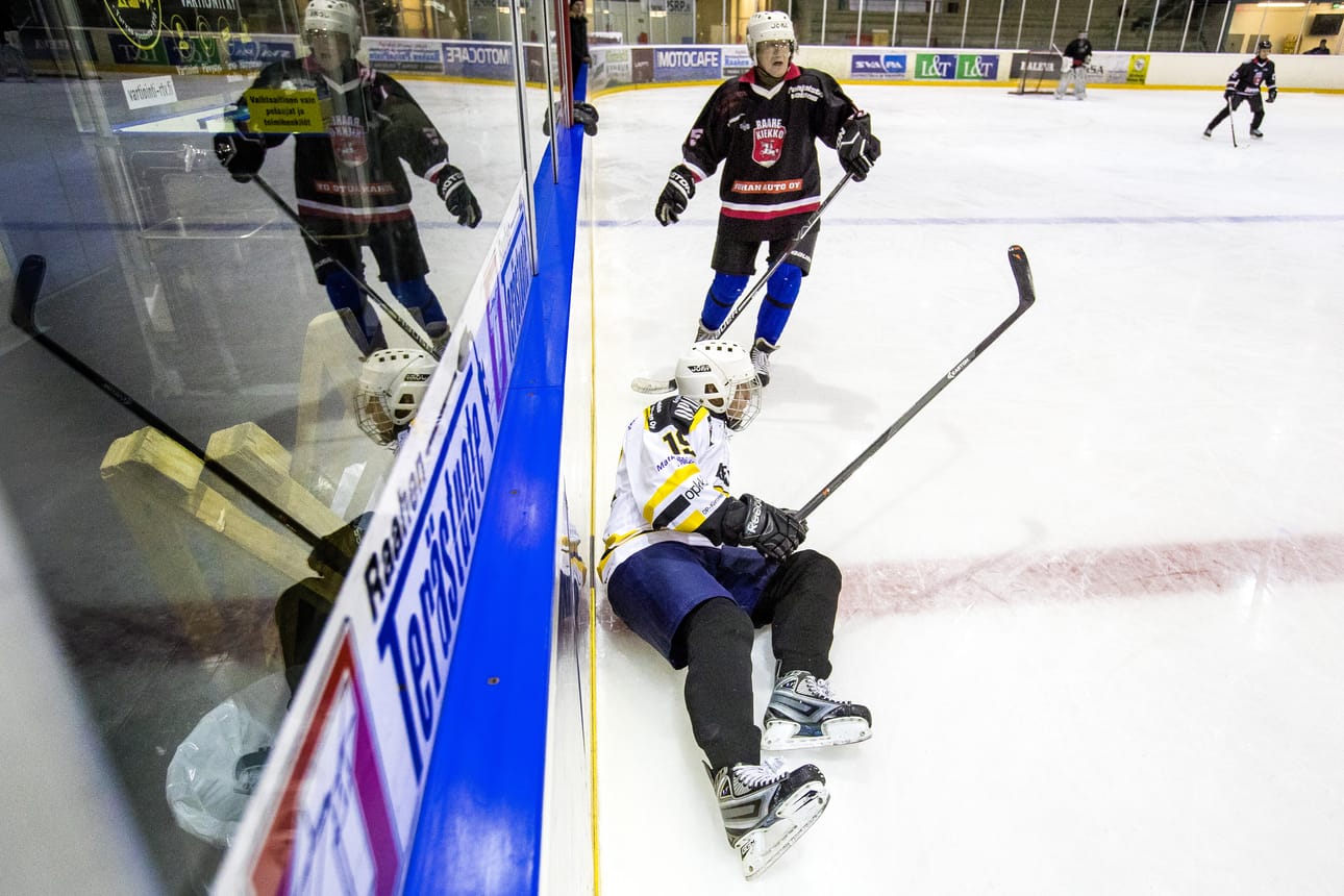 Raahen Kanuunat kohtasi Oulun Nitro-Kärpät ikämiesten jääkiekko-ottelussa.