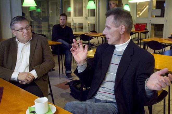 Kari-Pekka Kyrö toimi ennen hiihtomaajoukkueen päävalmentajana ja Juha Viertola (vas.) Suomen antidopingtoimikunnassa. Arkistokuvassa miehet valmistautuivat A-talk-ohjelman lähetykseen.