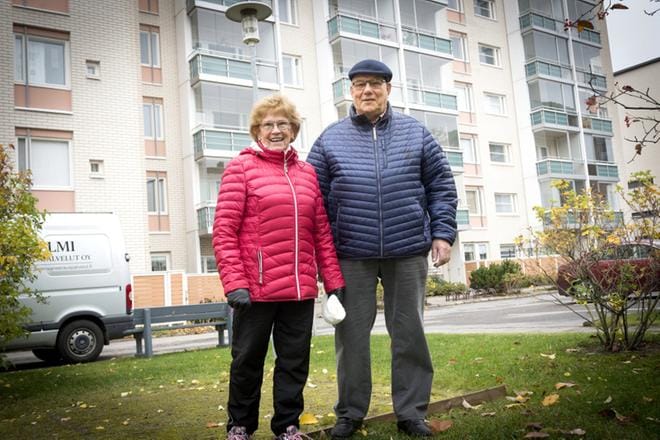 Leena ja Antero Kasvi tekevät joka aamu tunnin kävelylenkin. Positiivisuus on heidän voimavaransa, joka kantaa pitkälle. Kuvat: Marttiina Sairanen
