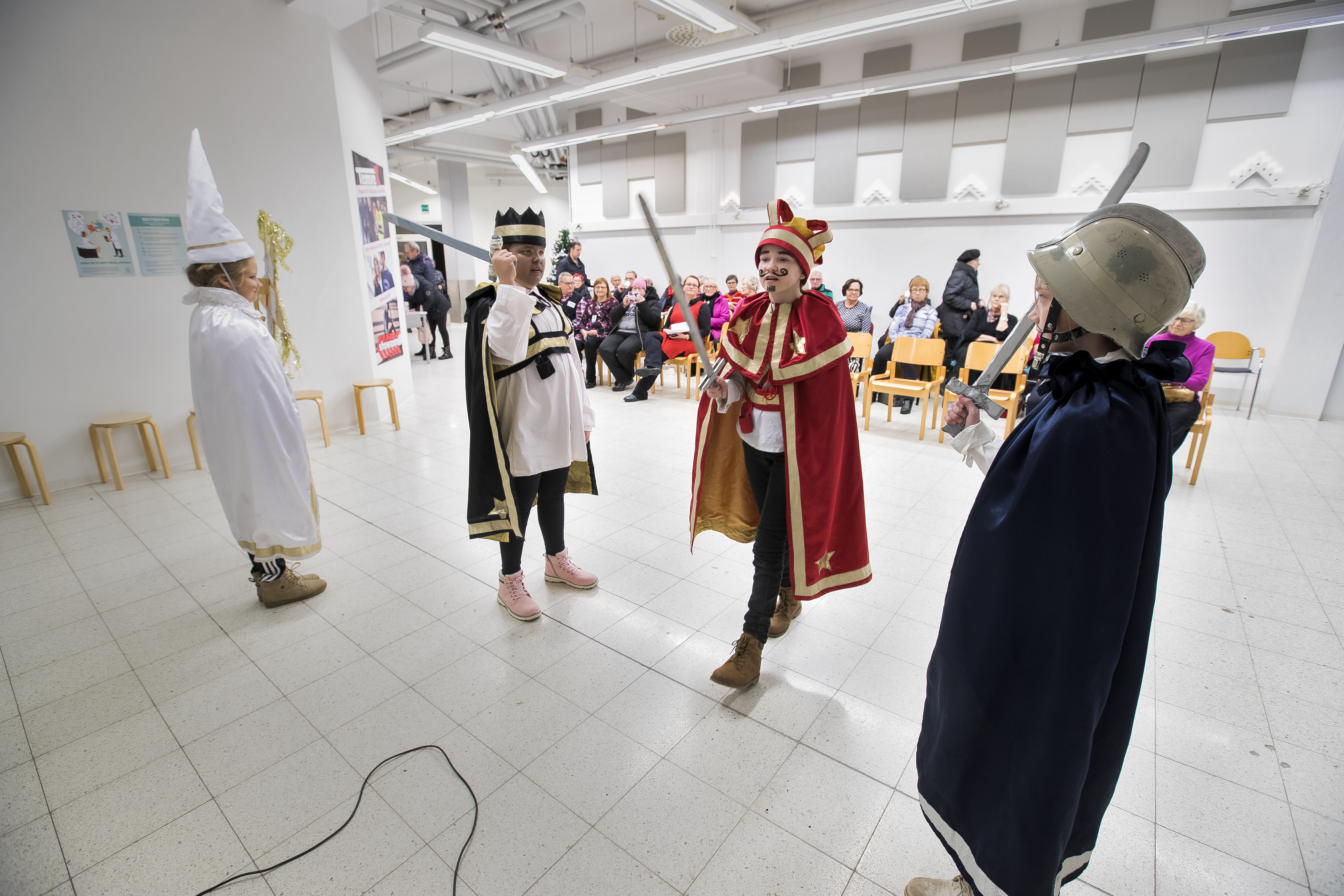 Keskuskoulun musiikkiluokkien tiernatyttöryhmä esiintyi Kauppaporvarin joulussa tiistaina. Tähtenä Aleksandra Alakopsa, Murjaanina Laura Saarela, Herodeksena Anni Pulkkanen ja Knihtinä Jenna Välikangas.