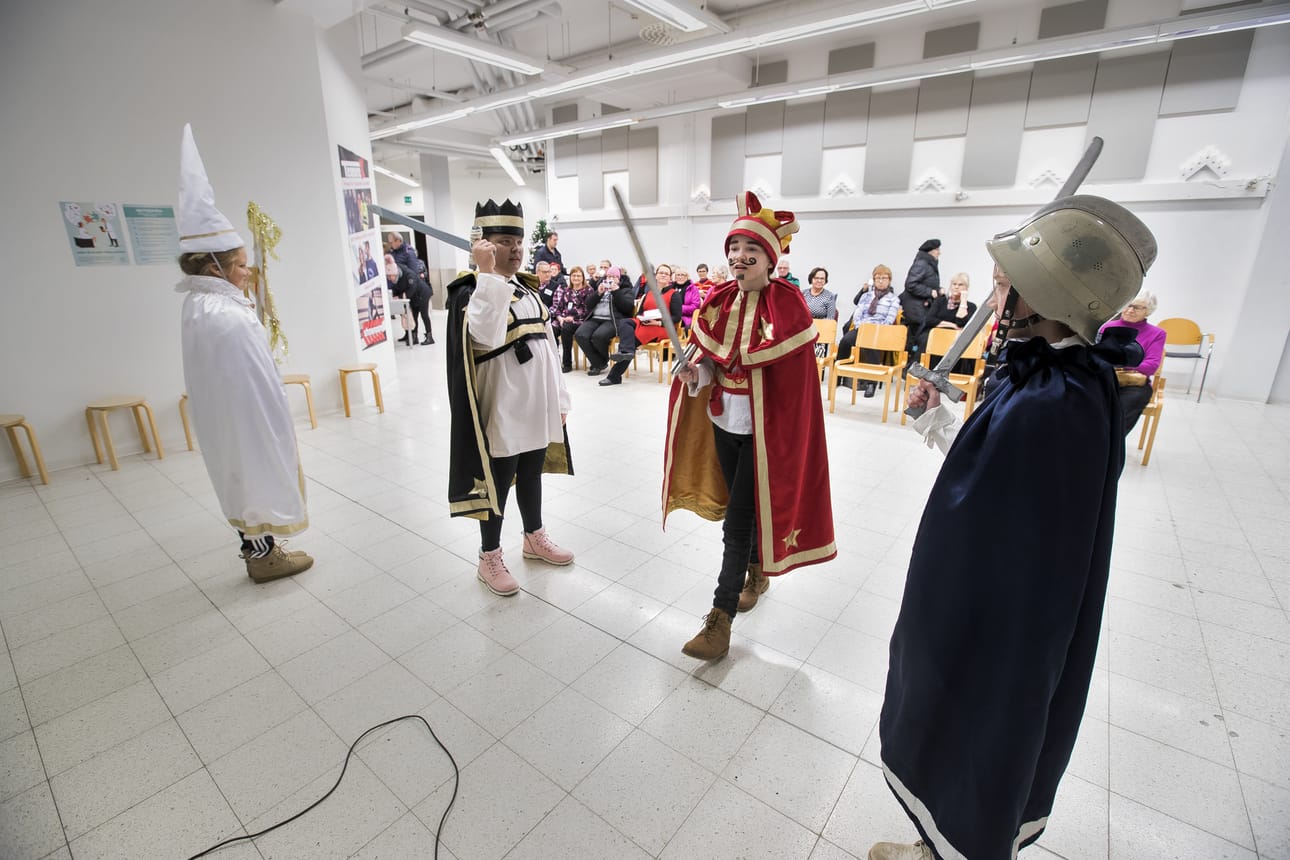 Keskuskoulun musiikkiluokkien tiernatyttöryhmä esiintyi Kauppaporvarin joulussa tiistaina. Tähtenä Aleksandra Alakopsa, Murjaanina Laura Saarela, Herodeksena Anni Pulkkanen ja Knihtinä Jenna Välikangas.