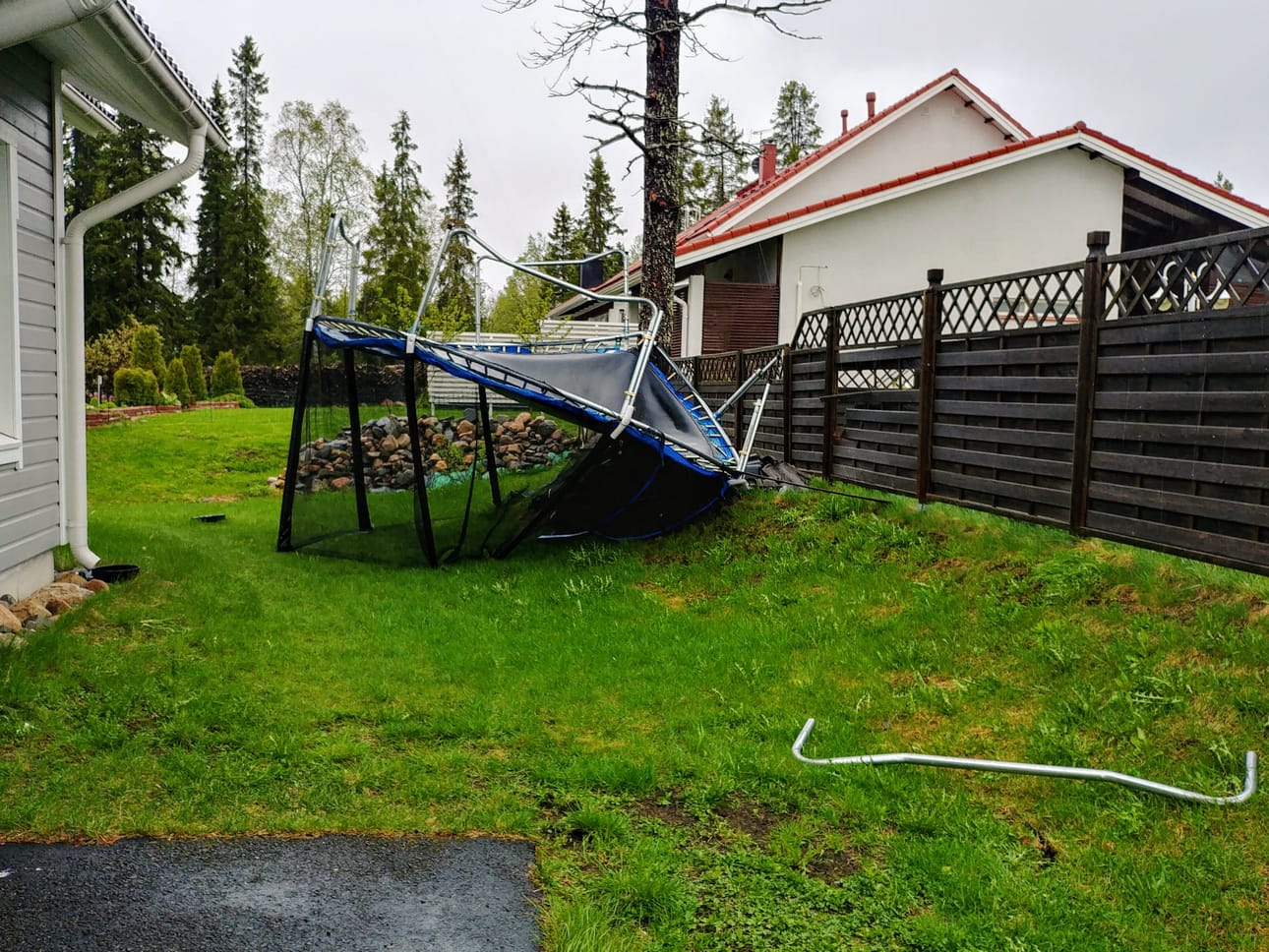 Kovassa tuulessa tuuli tarttuu helposti esimerkiksi trampoliineihin. Tämä trampoliini pyörähti myrskytessä nurinpäin.