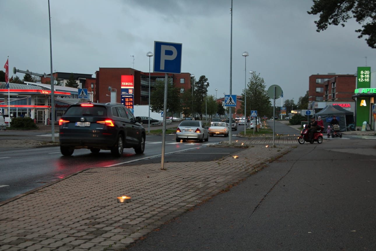 Liikenne sujuu väkimäärästä huolimatta rauhallisesti.