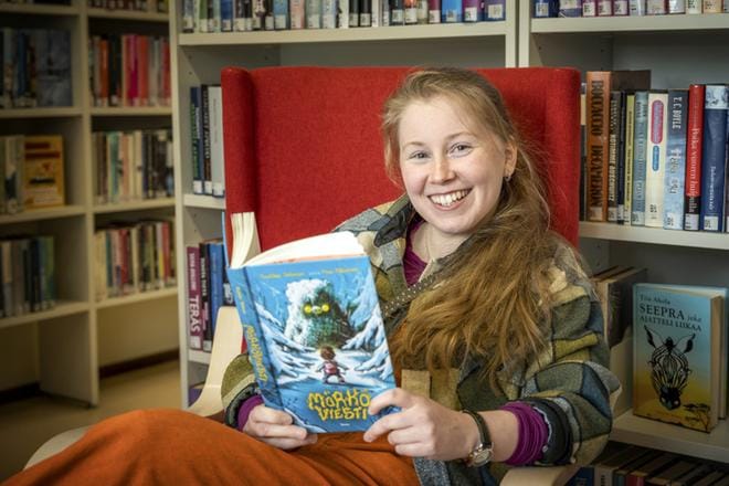 Kääntäjä, kirjoittaja, esiintyjä, näyttelijä ja klovni FM Emily Hallfast on työntekijänä lapsia ja nuoria lukemaan innostavassa hankkeessa. KUVA: AARRE LÖYTÖMÄKI