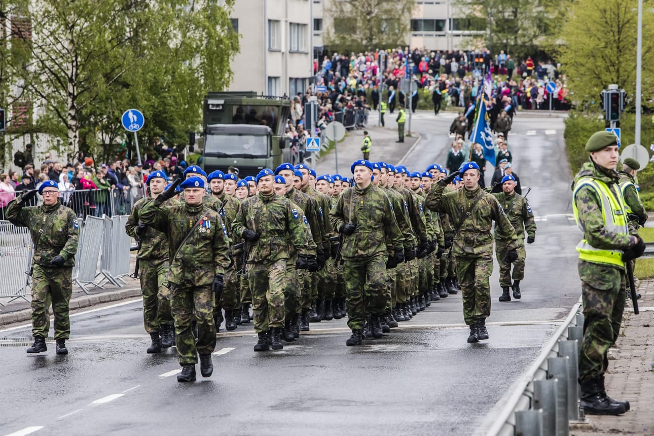 Paraatijoukot kulkivat Rovaniemen keskustasta Jätkänkynttilän sillalle.