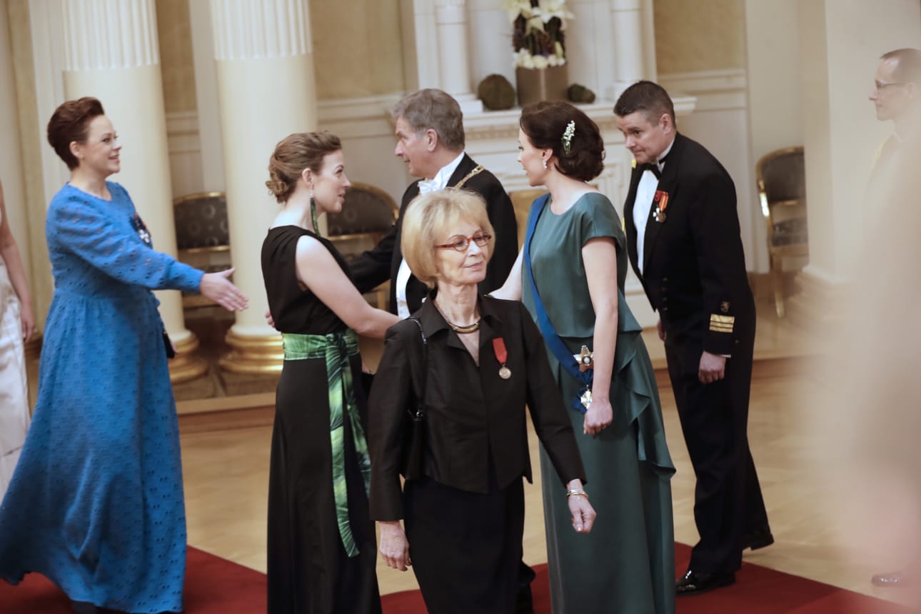 Kaari Utrio vuoden 2017 Linnan juhlissa, presidenttiparin tervehtimisen juuri hoitaneena.