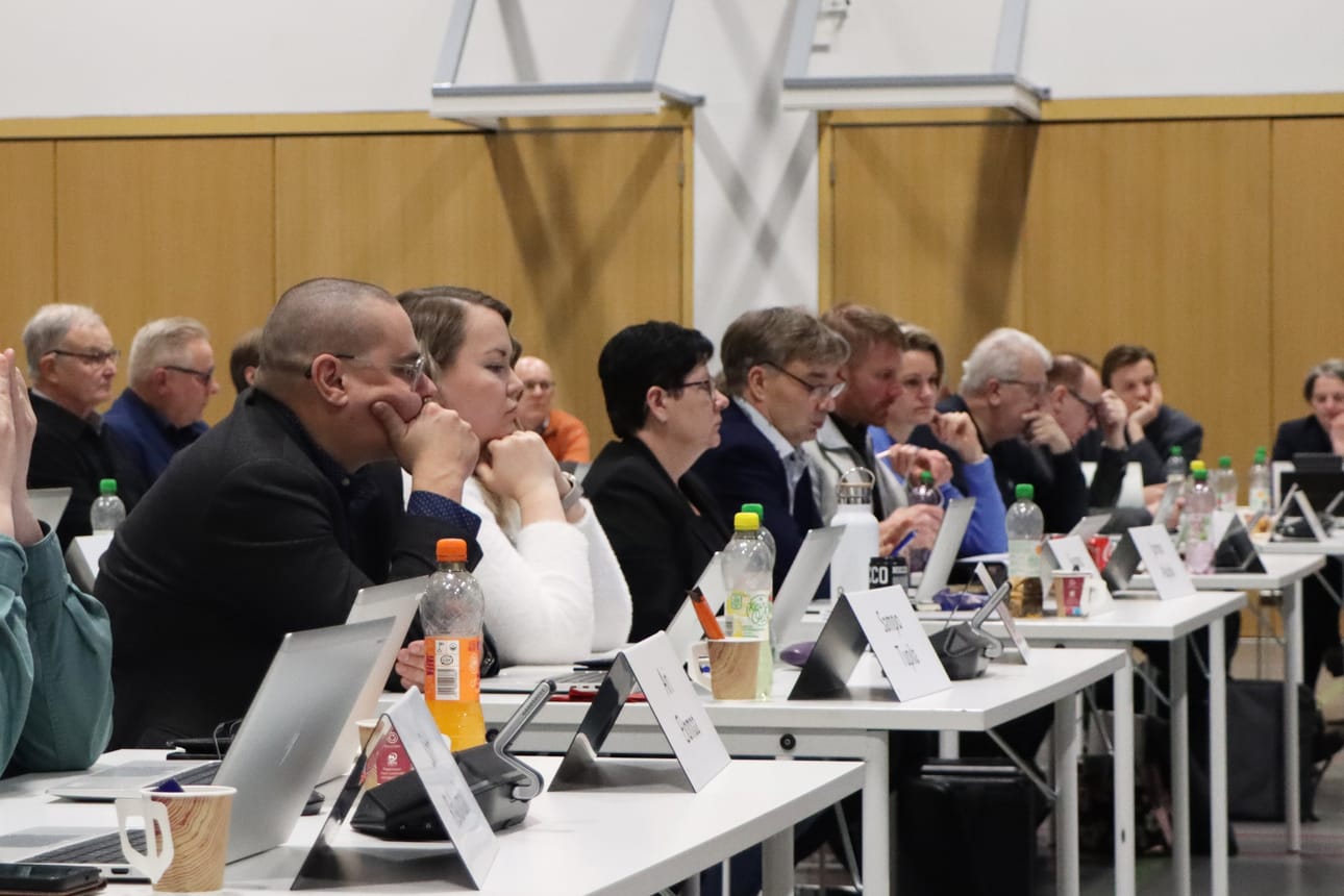 Keskustalainen Maria Koskela on kuvan eturivissä toinen vasemmalta. Arkistokuva.