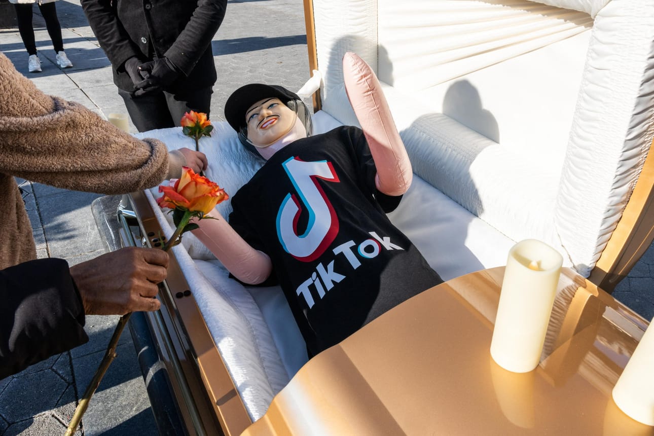 Koomikko Zach Sage järjesti Tiktokin "hautajaiset" New Yorkissa sen jälkeen, kun korkein oikeus päätti pitää voimassa videopalvelun kieltävän lain Yhdysvalloissa. LEHTIKUVA/AFP