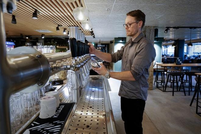 Sokos Hotel Vaakunan johtaja Max Hellqvist kertoo, että viini- ja seurustelubaari VENN on suunniteltu tulevaisuuden tarpeita varten. Siksi ravintolassa on itsepalveluhanat, vaikka asiakkaat eivät saa niitä käyttää. – Alkoholilaki ei salli vielä, että asiakas tarjoilee itse itselleen juomia. KUVAT: SAMPPA TOIVONEN