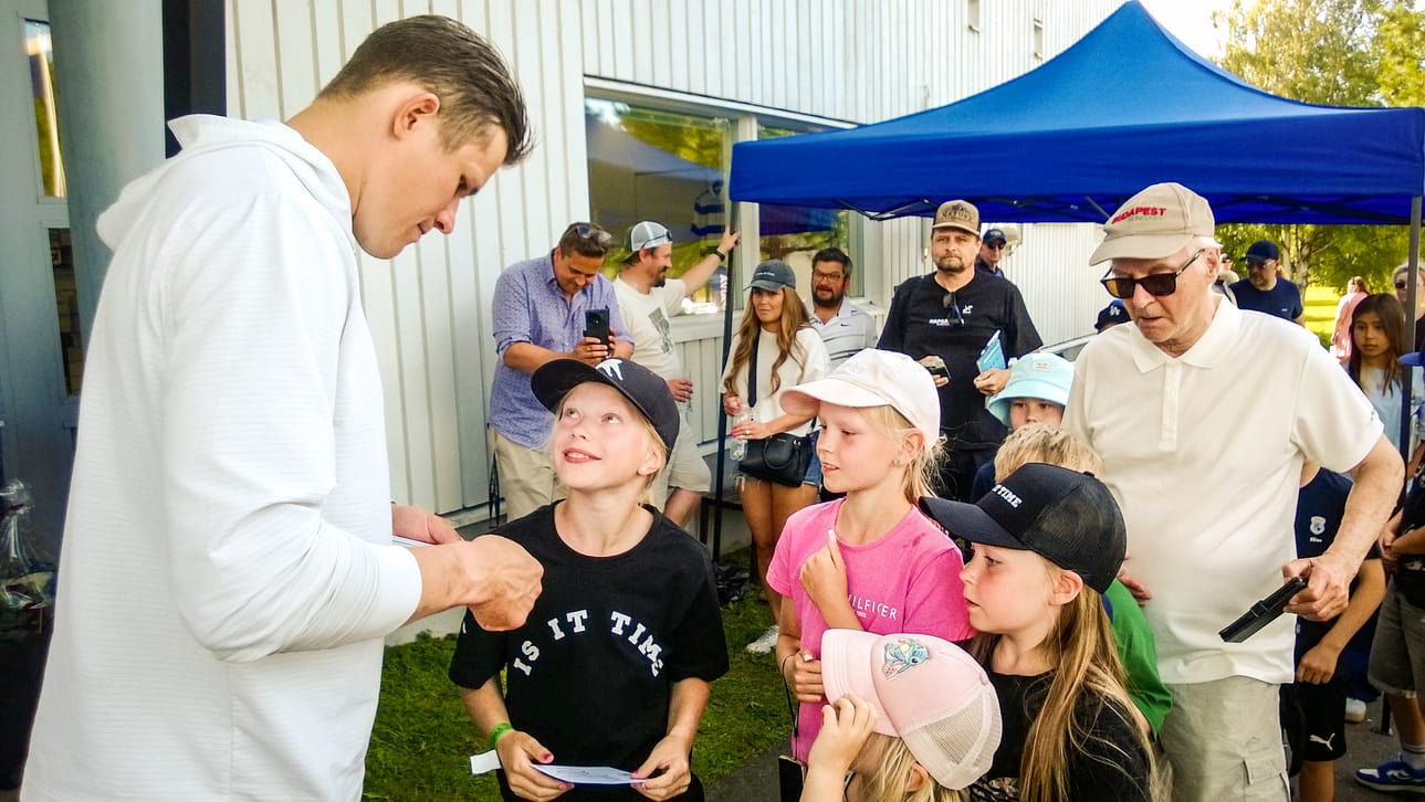 Jesse Puljujärven nimmarit ja yhteiskuvat olivat kysyttyjä Tornio-Haaparannan golfkentällä viime lauantaina.