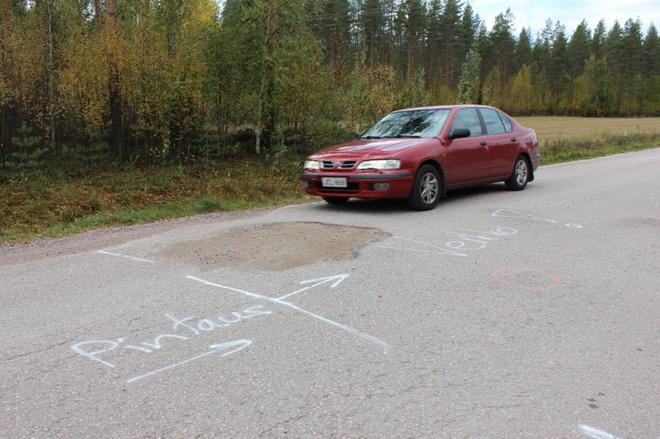Merkinnät Killinkoskentien pinnassa kertovat, että syksyn aikana toteutuu päällystyksen uusimista. Tien rakenteista on jo poistettu noin 300 erikokoista kiveä. KUVA: REIJO HEIKKILÄ