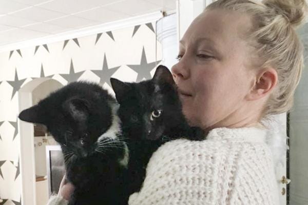 Kahden viikon välein autosta ulos heitetyt kissasisarukset toipuvat kovista koettelemuksista Manja Raitasen hoivassa Soinin löytöeläinkodissa. Raitanen jatkaa Kirsi Hautakankaan aloittamaa eläinhoitolaa ja löytöeläinpalvelua.
