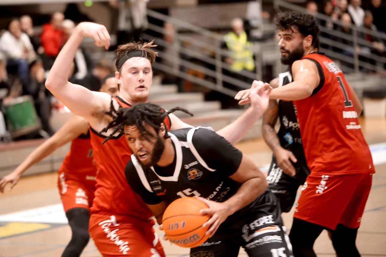 Efton Reidin (edessä) uusi joukkue on Kobrien jälkeen Puolassa. Arkistokuva.